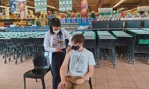 Vacunación continúan en supermercados