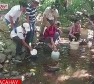 En Acahay no tienen agua y se abastecen en arroyo a punto de secarse - Paraguay.com