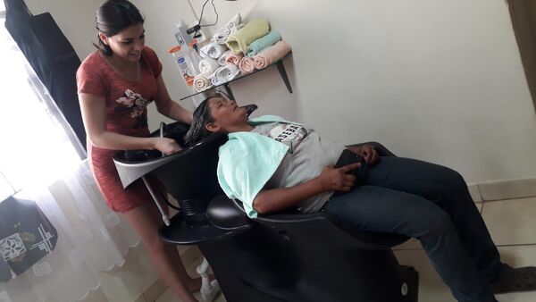 Jóvenes peluqueros “mimaron” a Kape’i con un cambio de look en Navidad