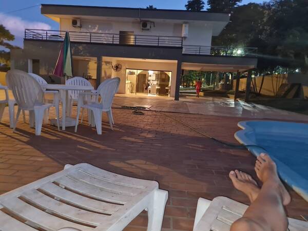 Crónica / Abogada fue atacada con cuchillo mientras pileteaba
