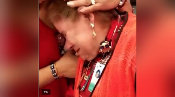 Diario HOY | Sueño de infancia cumplido: Mujer rompió en llanto tras recibir su primera muñeca