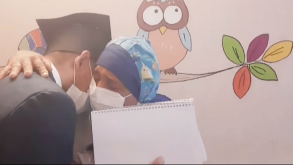 Se recibió de abogado y sorprendió a su mamá en su trabajo