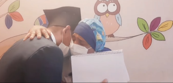 Se recibió de abogado y sorprendió a su mamá en su trabajo