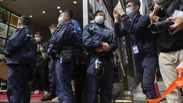 Hong Kong: Diario prodemocracia cierra tras la redada policial y los arrestos