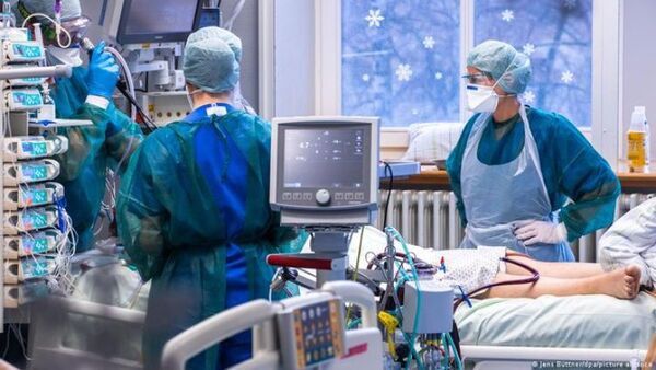 Ómicron dispara los casos globales en 11 %, mientras las muertes descienden