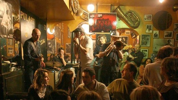 Diario HOY | Grecia prohíbe la música en los bares