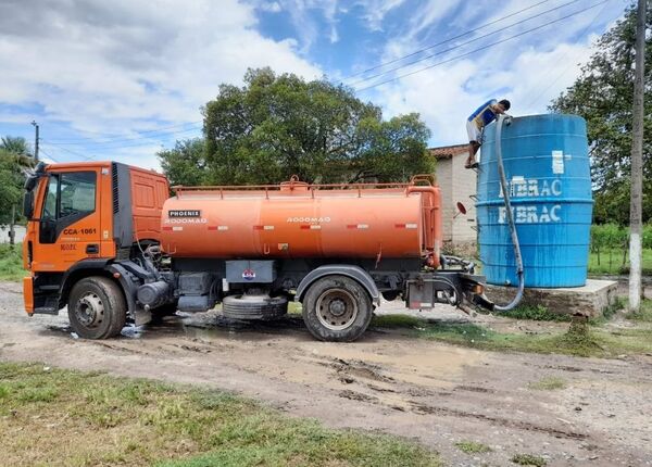 Sigue distribución de agua potable a pobladores ante aguda sequía