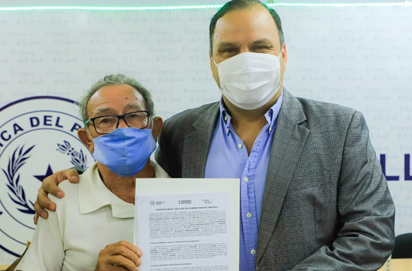 MDS entregó contratos de compraventa de lotes a familias de Luque - Noticiero Paraguay