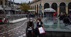 La Nación / Prohíben música en bares griegos por récord de COVID