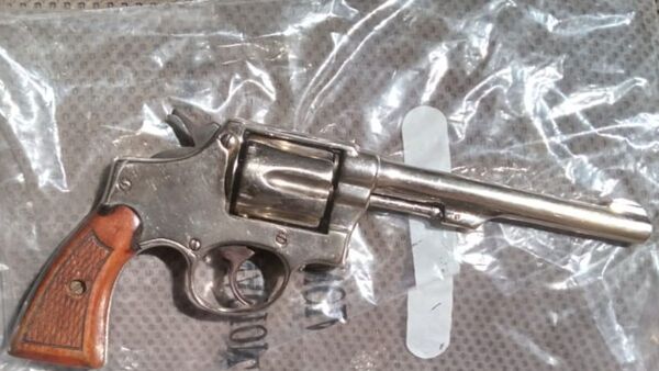 Ligó un balazo accidental en la cabeza mientras revisaba pistola para comprarla