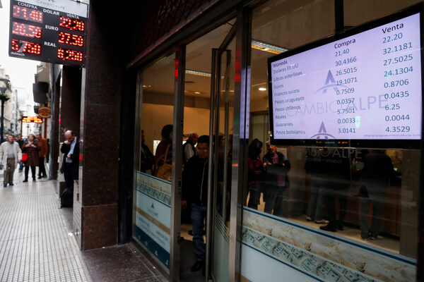 El precio del dólar en Argentina bate un nuevo récord en la plaza informal - MarketData