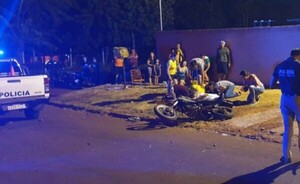 Un motociclista fallecido y su acompañante herido tras choque