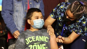 Pediatras sugieren que niños completen vacunación anti-COVID antes de inicio de clases 2022