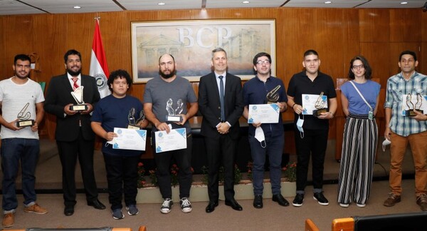 BCP premió a artistas ganadores de la segunda edición del Concurso Arte y Cultura