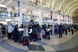 Más de mil vuelos fueron cancelados en Estados Unidos por sexto día consecutivo tras un nuevo récord de contagios de COVID