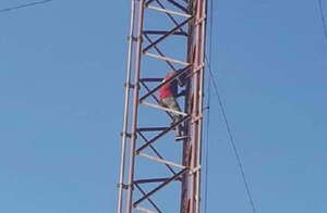 Joven amenazó con tirarse de una antena si su ex no volvía con él - Noticiero Paraguay