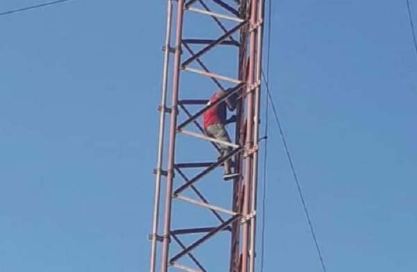 Joven amenazó con tirarse de una antena si su ex no volvía con él - Noticiero Paraguay