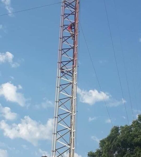 Trató de lanzarse de una antena porque su amorcito le dejó