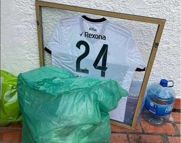Crónica / Tiran casaca de Roque a la basura