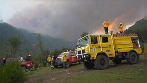 Los fuertes vientos avivan los incendios del sur de Argentina