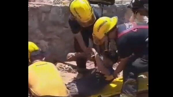 Bomberos rescatan a obrero tras el derrumbe de una muralla