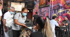 La Nación / Médicos reparten volantes en bares por campaña “No manejes ka’úre”