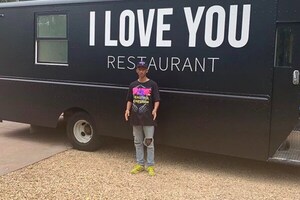 Hijo de Will Smith inaugura restaurante para que personas sin hogar puedan comer