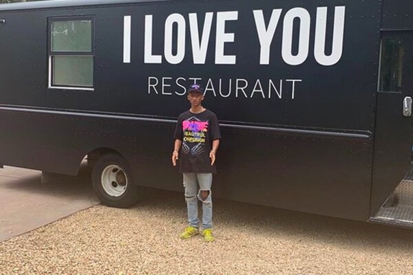 Hijo de Will Smith inaugura restaurante para que personas sin hogar puedan comer