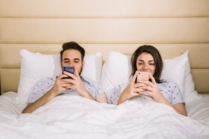 Ofrecen 25.000 dólares a una pareja que pase 30 noches sin Internet