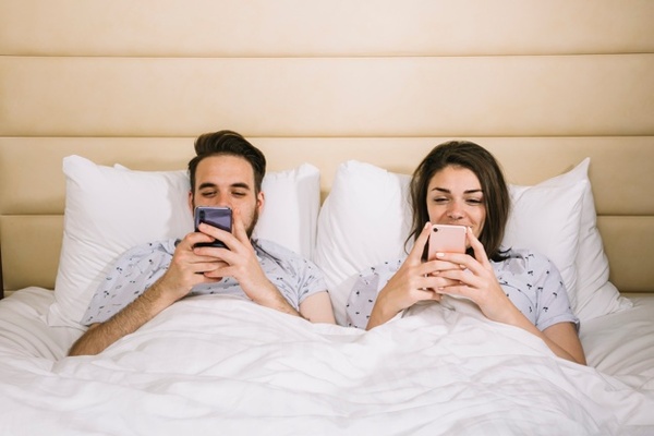 Ofrecen 25.000 dólares a una pareja que pase 30 noches sin Internet