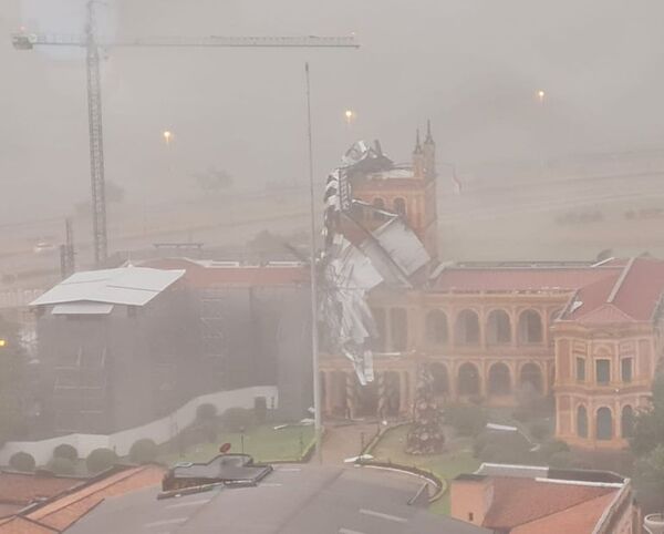 Fugaz pero intenso temporal derriba chapas del Palacio de Gobierno - Nacionales - ABC Color