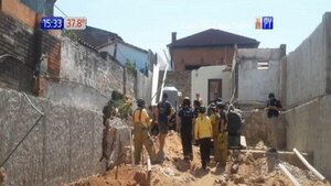 ¡Bomberos al rescate! Salvaron a un obrero atrapado entre escombros | Noticias Paraguay