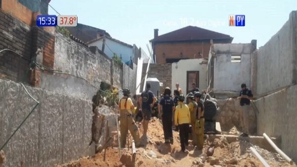 ¡Bomberos al rescate! Salvaron a un obrero atrapado entre escombros | Noticias Paraguay