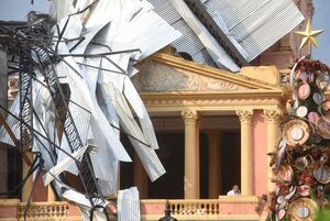 Tormenta en Asunción: Volaron chapas que impactaron contra el Palacio de Gobierno - Ancho Perfil - ABC Color