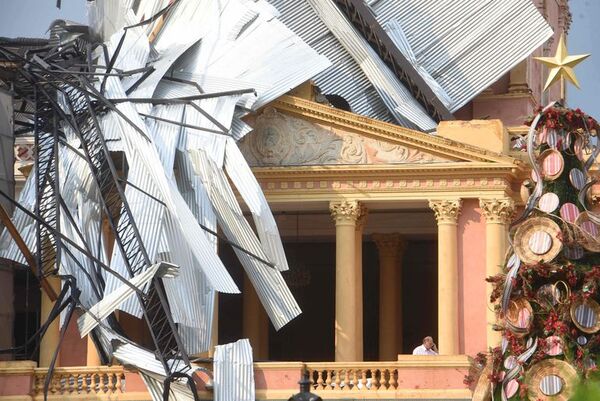 Tormenta en Asunción: Volaron chapas que impactaron contra el Palacio de Gobierno - Ancho Perfil - ABC Color