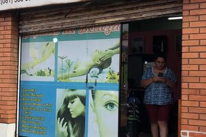 Roban salón de belleza y a clientas