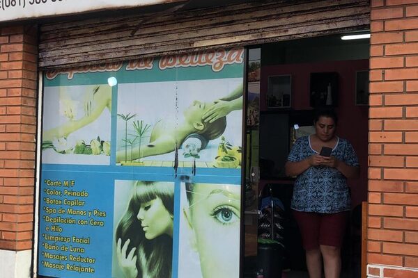 Roban salón de belleza y a clientas