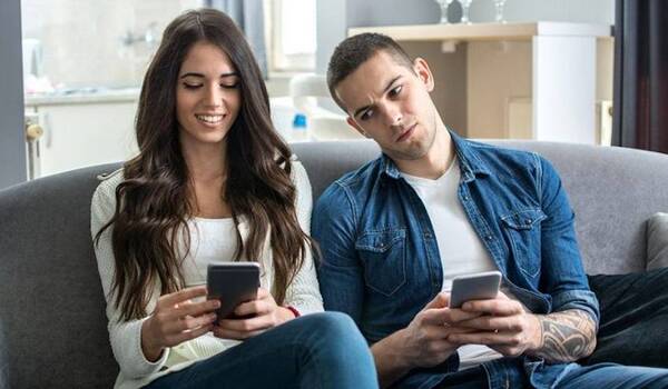 Crónica / Ofrecen platal a las parejas que aguanten reto de un mes sin celu