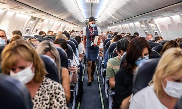 Mujer da positivo a coronavirus en pleno vuelo y se encierra en el baño del avión