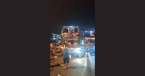 La Nación / Choque de buses en Capiatá deja 16 heridos