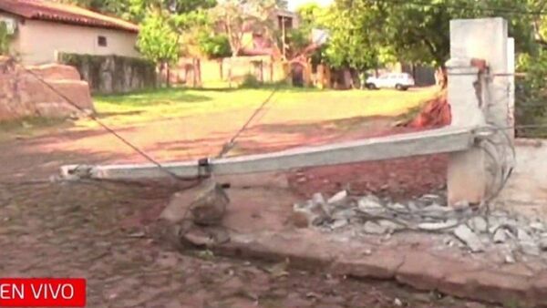 Susto en Ñemby: Colectivo choca por una columna y contra una casa