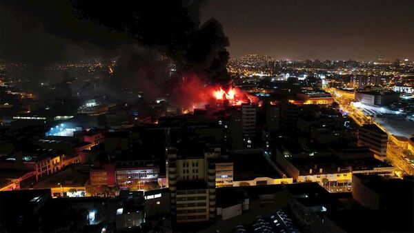 Bomberos controlan gran incendio en galería comercial de Perú