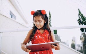 ¿Cuántas horas al día deben estar los niños con las pantallas?