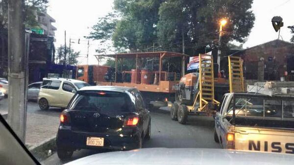 Bares hacen lo que quieren: cierran calle y generan caos en el tránsito - San Lorenzo Hoy