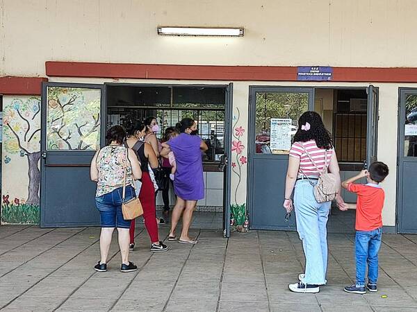 Reportan tres niños de menos de 5 años internados por COVID-19 en Clínicas - Noticiero Paraguay