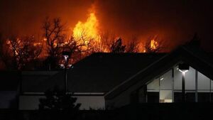 EEUU reporta 30.000 evacuados por incendios fuera de control