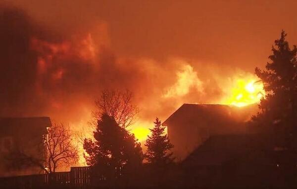 Más de 30 mil evacuados en Estados Unidos por incendios devastadores