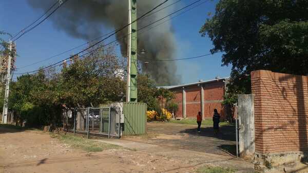 Reportan un incendio en depósito de domisanitarios en Luque - Megacadena — Últimas Noticias de Paraguay