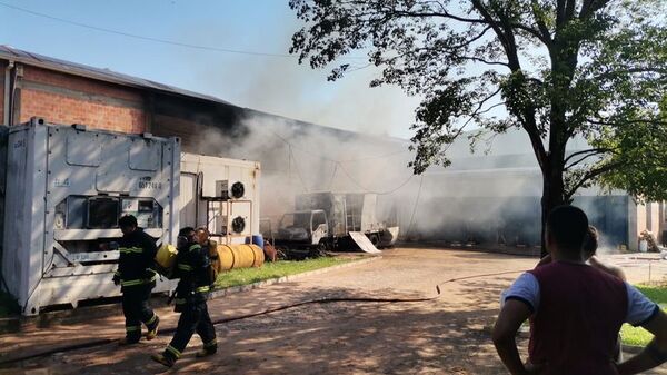 Reportan incendio de un laboratorio industrial en Luque - Nacionales - ABC Color