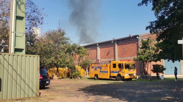 Diario HOY | Se incendia un depósito de laboratorio industrial en Luque